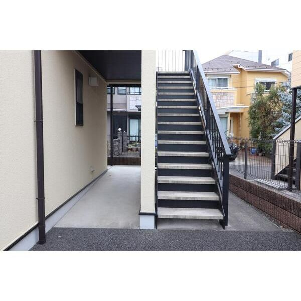 ライズ新杉田のエントランス