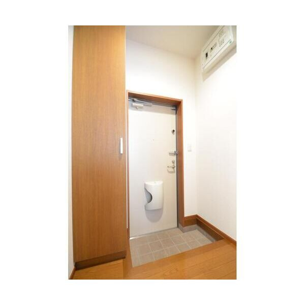 ライズ新杉田の玄関