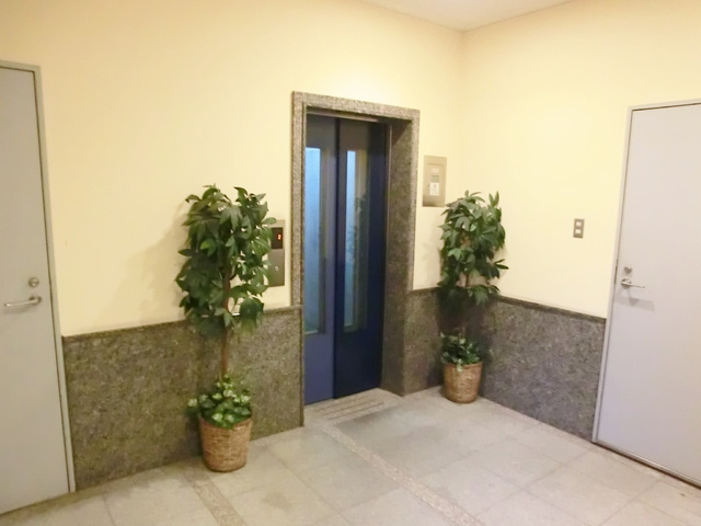 北斗ハイツ　北館のロビー|エレベーター完備です☆