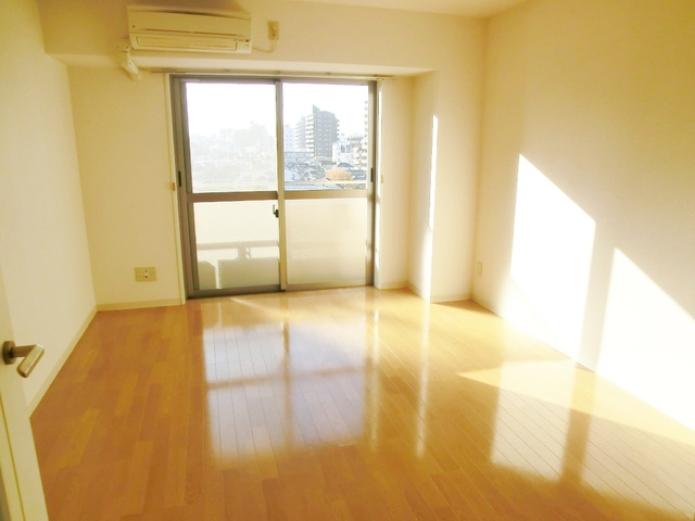 北斗ハイツ　北館の居間・リビング|８．２帖の広い居室です☆