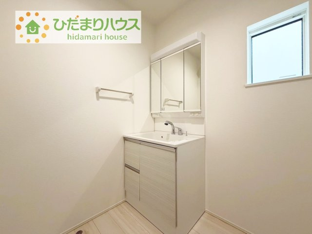 【独立洗面台】 | 我孫子市並木7丁目第１期　新築戸建　2号棟 | 三面鏡の大きな鏡は憧れます(^^♪鏡の後ろは収納となっていて、細かいものでも収納できるのでスッキリと整理できます！