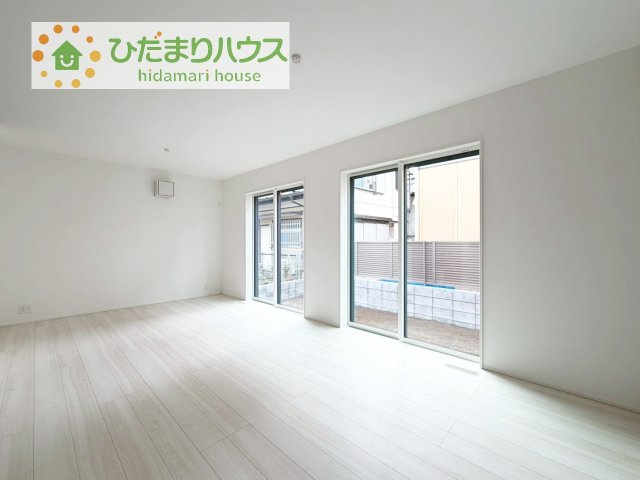 【居間・リビング】 | 我孫子市並木7丁目第１期　新築戸建　2号棟 | リビングの大きな窓からは、暖かな日の光が降り注ぎます・・・