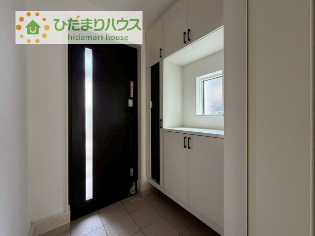 【玄関】 | 我孫子市並木7丁目第１期　新築戸建　2号棟 | 毎日「行ってきます」「ただいま」をいう玄関は明るく光が差し込みます♪