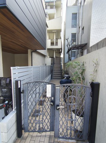 辰巳マンションのエントランス