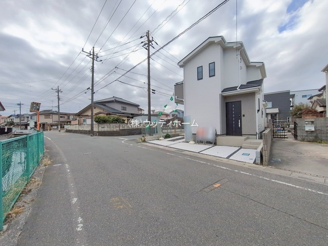 春日部市六軒町　新築一戸建ての前面道路含む現地写真
