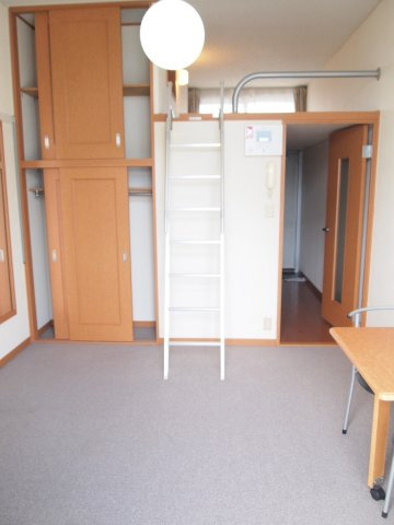 レオパレスＧＯＬＤ－ＥＭＩの居間・リビング