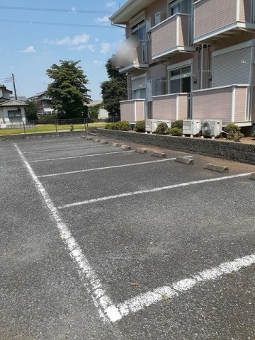 アドバンスの駐車場