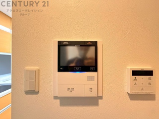 訪問者が来たときにテレビ画面で確認できるため、安心してドアを開けられます。録画機能があるものもあり、留守中に来訪者を記録しておくことができます。利便性が高く、セキュリティ面でも安心です。