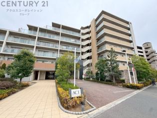 徒歩１０分圏内にスーパーやコンビニ、ドラッグストアなどの商業施設があり生活至便な住環境です。2025年2月室内改装履歴がございます。