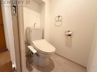 温水洗浄便座付トイレは温水洗浄機能により、暖かい水でおしりを洗浄することができ、冷たい水を使う従来の便座に比べ、温水洗浄機能で暖かいトイレを提供し、快適な使用を可能にします。