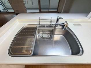 大きなシンクでお鍋などの大きな調理器具を洗う際にも便利です。