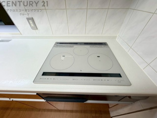 IHクッキングヒーターは高速で加熱し省エネで使いやすいく火を使わないため安全で、清掃も簡単です。調理制御がしやすく、食材を均等に加熱できます。