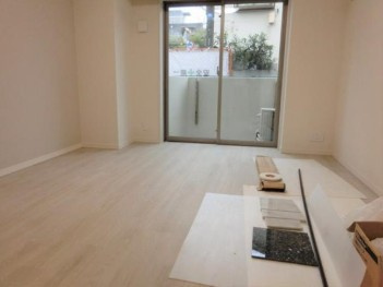 【居間・リビング】 | 大裕ビル | 8.2帖のきれいな洋室。