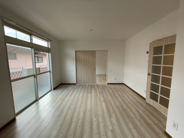 ヴィレッヂローデンⅠ・Ⅱの居間・リビング|こちらの居間で趣味の時間をお楽しみください