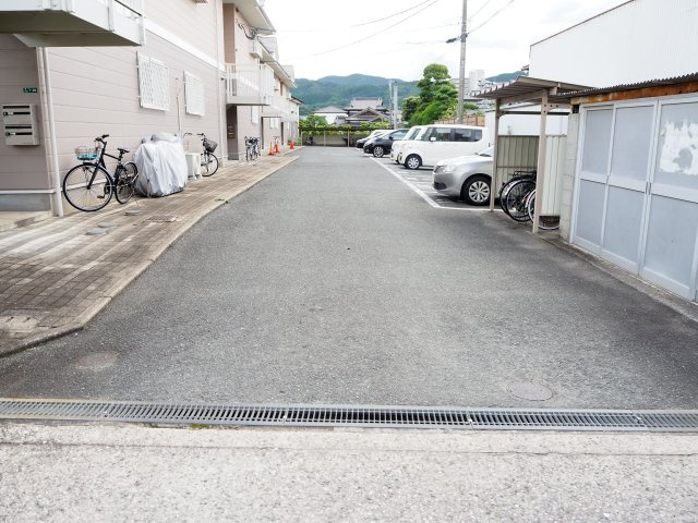 ヴィレッヂローデンⅠ・Ⅱの駐車場|車をお持ちの方に嬉しい駐車場付きの物件です