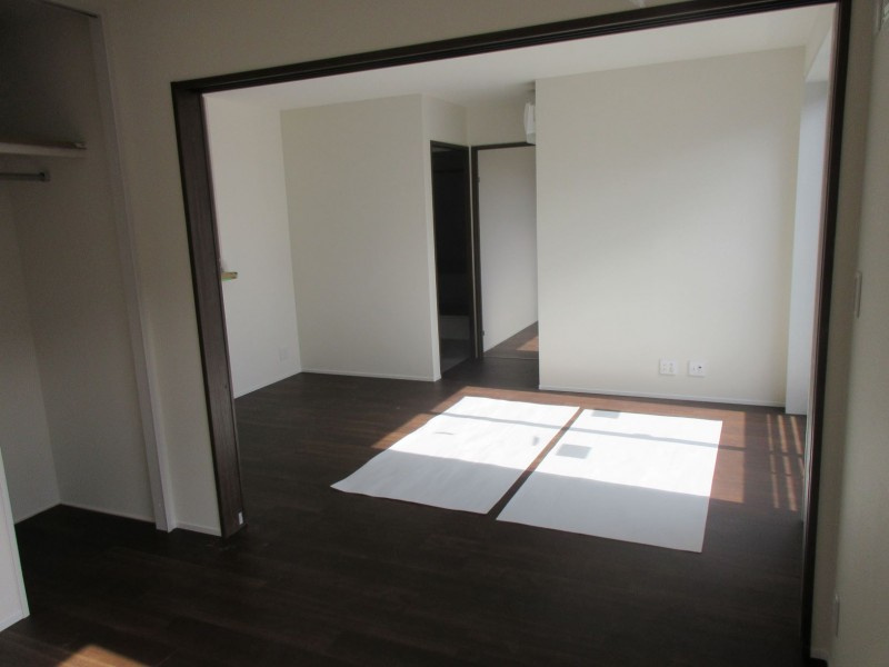 エレガンスプラスⅢの居間・リビング|こちらの居間で趣味の時間をお楽しみください