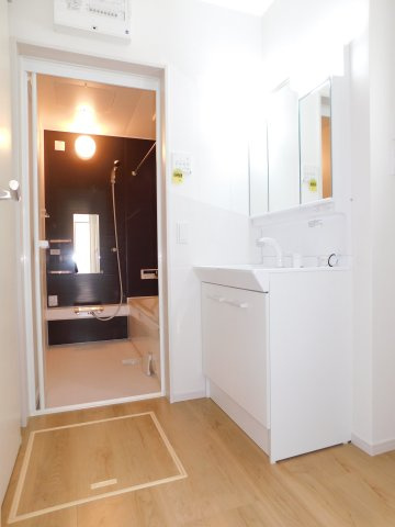 名古屋市中川区下之一色町字操出の新築一戸建の独立洗面台|◇洗面脱衣室◇　　三面鏡シャンプードレッサー♪