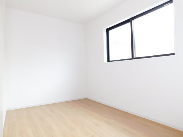 名古屋市中川区下之一色町字操出の新築一戸建の洋室|◇１階洋室◇　　明るい洋室５．０帖　