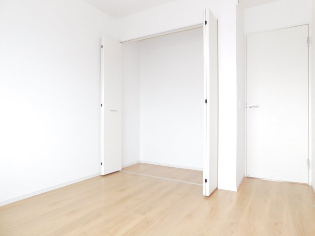 名古屋市中川区下之一色町字操出の新築一戸建の洋室|◇２階洋室◇　　明るい洋室５．２帖　収納完備！