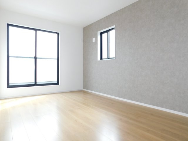 名古屋市中川区下之一色町字操出の新築一戸建の洋室|◇２階洋室◇　　明るい洋室７．０帖　ウォークインクローゼット完備！　バルコニー利用可♪