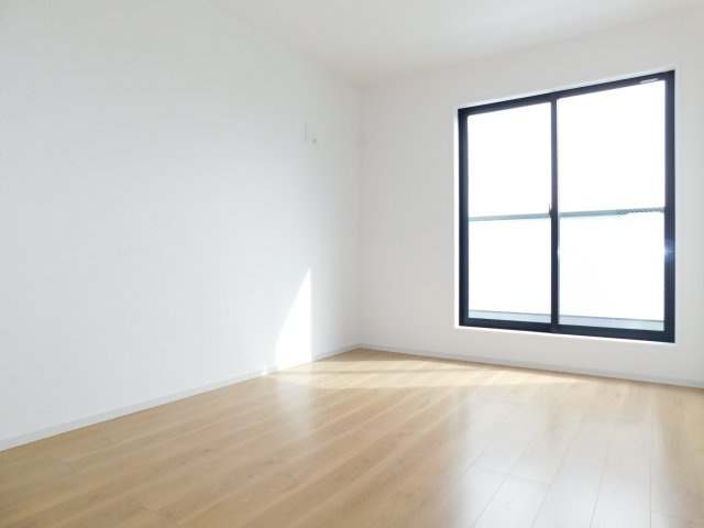 名古屋市中川区下之一色町字操出の新築一戸建の洋室|◇２階洋室◇　　明るい洋室６．０帖　バルコニー利用可♪！　