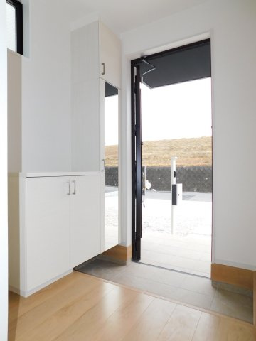 名古屋市中川区下之一色町字操出の新築一戸建の玄関|◇玄関収納◇　　家族の履物がしっかり収納できるミラー付玄関収納♪　