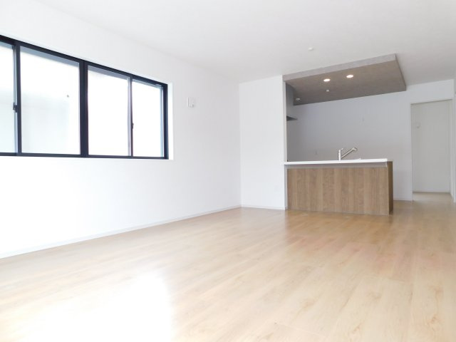 名古屋市中川区下之一色町字操出の新築一戸建の居間・リビング|◇リビング◇　　明るいリビング１７．０帖　おしゃれな折下天井のフラットキッチン♪