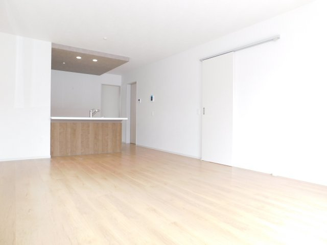 名古屋市中川区下之一色町字操出の新築一戸建の居間・リビング|◇リビング◇　　明るいリビング１７．０帖　大きな窓から採光が差し込む開放的な空間♪