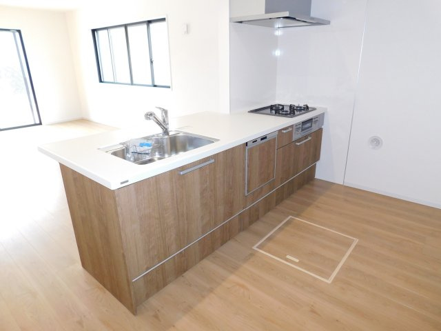 名古屋市中川区下之一色町字操出の新築一戸建のキッチン|◇キッチン◇　　人気の対面式・人造大理石カウンターキッチン・食洗機・浄水器一体型水栓・静音仕様シンク・薄型換気扇・Ｓｉセンサーコンロ（３口）・床下収納庫