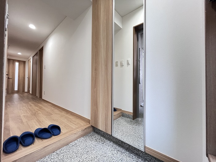 スプレンド保免の玄関|扉を開けると、リフォームされた明るい玄関が家族を優しく出迎える。収納力のあるシューズボックスのおかげで、家族全員の靴がすっきり収まり、いつも清々しい印象を保てる。帰宅した瞬間にホッとできる場所。