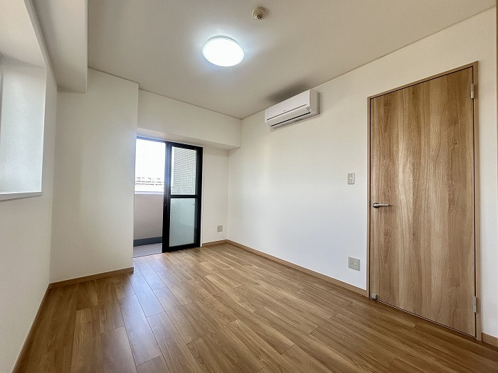 スプレンド保免の洋室|全室リフォーム済みで、寝室にぴったりな落ち着いた雰囲気。クローゼット収納も完備されているので、洋服や小物がすっきり片付く。朝の光で心地よく目覚め、一日を健やかに始められるプライベートな空間。