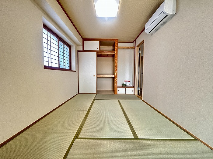 スプレンド保免の和室|和室は、お子様のお昼寝や遊び場として、また来客時の寝室としても重宝する万能スペース。畳の香りに癒やされながら、足を伸ばしてリラックス。洋室とは一味違う、多目的に使える安らぎのひとときを提供。