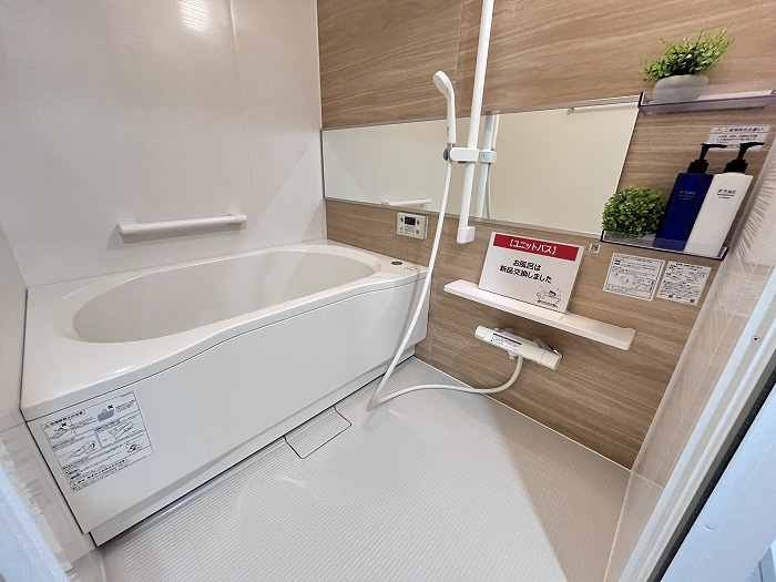 スプレンド保免の浴室|リフォームで新しくなったバスルーム。一日の終わりに清潔な湯船に浸かれば、心も体も芯から解きほぐされる。シンプルで掃除がしやすいデザインだから、綺麗な状態を保ちやすく、お風呂掃除の負担も軽くなる。