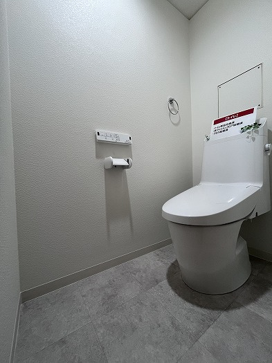 スプレンド保免のトイレ|毎日使う場所だからこそ、高機能で清潔なトイレへ一新。汚れがつきにくい最新モデルは、日々の手入れも楽々。温水洗浄便座などの便利な機能が、家族全員の快適なプライベートタイムをそっとサポートしてくれる。