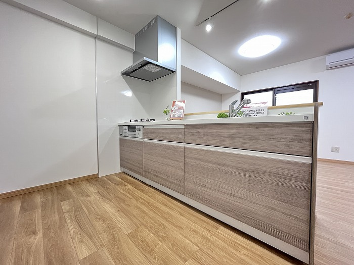 スプレンド保免のキッチン|新品のシステムキッチンは3口コンロ付き。同時進行でお料理が作れるから、忙しい夕食の準備も手早く完了！対面式ではない分、調理に集中できて美味しい香りが部屋中に広がる、幸せな食卓の風景が目に浮かぶ。