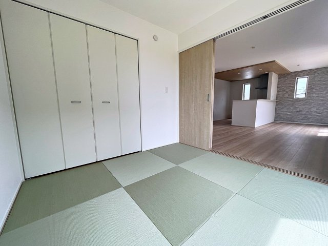 新築戸建・新築建売　郡山市大槻町字室ノ木　朝日が丘小・第七中の和室|畳のぬくもりが心地いい和室。リビングから見守ることができ、お子様のお昼寝や遊び場に最適です！