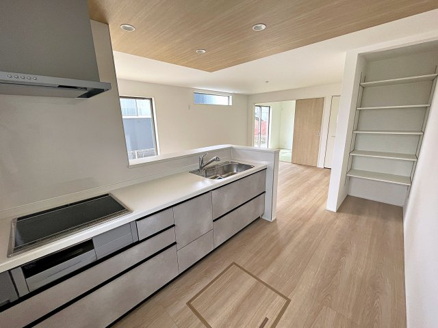 新築戸建・新築建売　郡山市大槻町字室ノ木　朝日が丘小・第七中のキッチン|IHクッキングヒーターで火災の心配を軽減してくれます！大容量のパントリー収納付きで便利です！