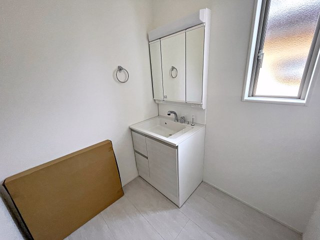新築戸建・新築建売　郡山市大槻町字室ノ木　朝日が丘小・第七中の独立洗面台|三面鏡洗面台で朝の身支度もしやすい＆収納力も◎洗面台に物を置かずすっきり清潔に保つことができます！