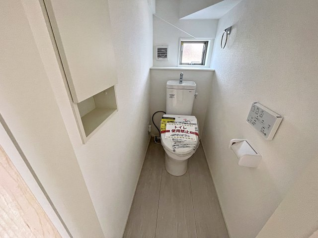 新築戸建・新築建売　郡山市大槻町字室ノ木　朝日が丘小・第七中のトイレ|白を基調とした清潔感のある空間です！小窓がついているので簡単に換気が可能！