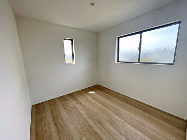 新築戸建・新築建売　郡山市大槻町字室ノ木　朝日が丘小・第七中の洋室|5.2帖の洋室は2面採光で陽当たりが良く快適なプライベート空間！