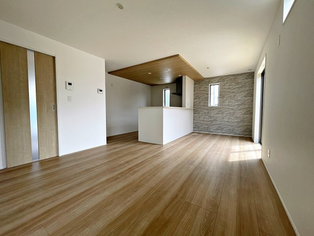 新築戸建・新築建売　郡山市大槻町字室ノ木　朝日が丘小・第七中の居間・リビング|LDK16帖で南西側の窓から日差しが入り気持ちの良いリビングです！