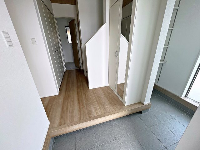 新築戸建・新築建売　郡山市大槻町字室ノ木　朝日が丘小・第七中の玄関|シューズボックスには全身鏡がついているので、お出かけ前の身だしなみチェックもバッチリです！