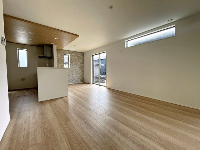 新築戸建・新築建売　郡山市大槻町字室ノ木　朝日が丘小・第七中の居間・リビング|キッチンの前にダイニングテーブルを設置すれば、お料理の配膳もスムーズです！