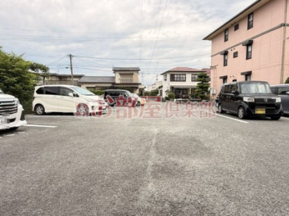 ドミールパーク江崎　１の駐車場|駐車場に車を止められます