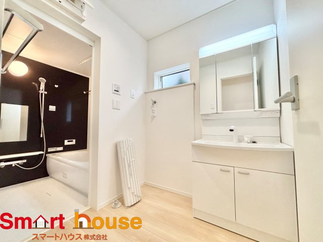 相模原市南区磯部　新築1棟の独立洗面台|ゆとりの洗面スペースで朝の身支度も快適スムーズに。３面鏡で髪のセットやお化粧もストレスなくこなせ、朝から気分良く通勤通学に向かえそうですね！鏡の裏にはたっぷりと収納スペースを標準装備！