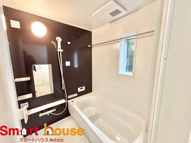 相模原市南区磯部　新築1棟の浴室|一日の疲れを癒してくれる場所なので、快適に過ごして頂く為にゆったりサイズのバスタブを用意しました。是非半身浴をお楽しみ下さい。空気が籠らない様に小窓も設置しております。