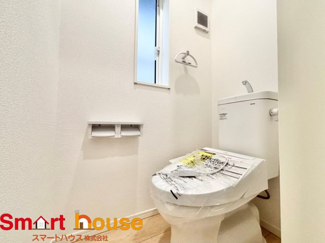 相模原市南区磯部　新築1棟のトイレ|節水型でエコなトイレには、今では当たり前のウォシュレット付き。便座を温める機能もついていて、居心地良くてトイレから出られなくなるかも！換気用に換気扇はもちろん、窓も着いているので常に快適ですね♪