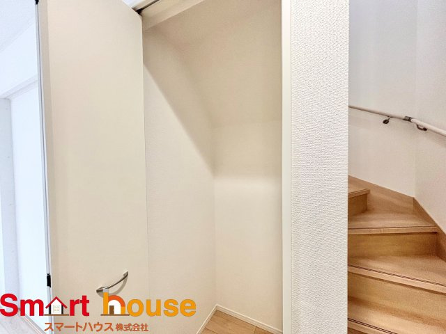 相模原市南区磯部　新築1棟の収納|階段下収納があると普段使わない物をしまえるのでお家の中をキレイに保ちます！