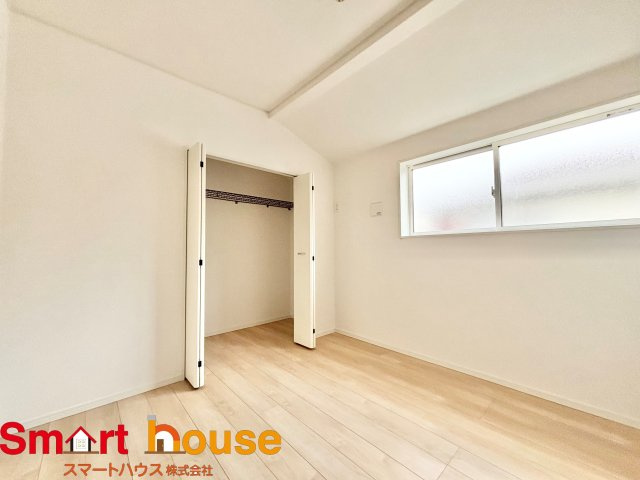 相模原市南区磯部　新築1棟の洋室|広々とした居住空間は日々の暮らしを彩り、心のやすらぎと満足感を与えてくれます。通風と採光を考慮した設計は子供たちはのびのび育ち、家族でくつろぎと団らんを生み出します。