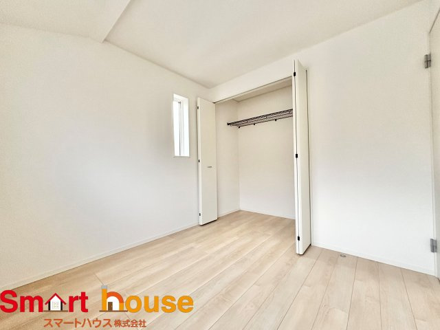 相模原市南区磯部　新築1棟の洋室|家族一人ひとりの大切なプライベート空間。趣味に合わせて使って頂けるようシンプルに仕上げてあります。暮らし心地を大きく左右する収納を、適材適所に配置し使い勝手を考慮しました。